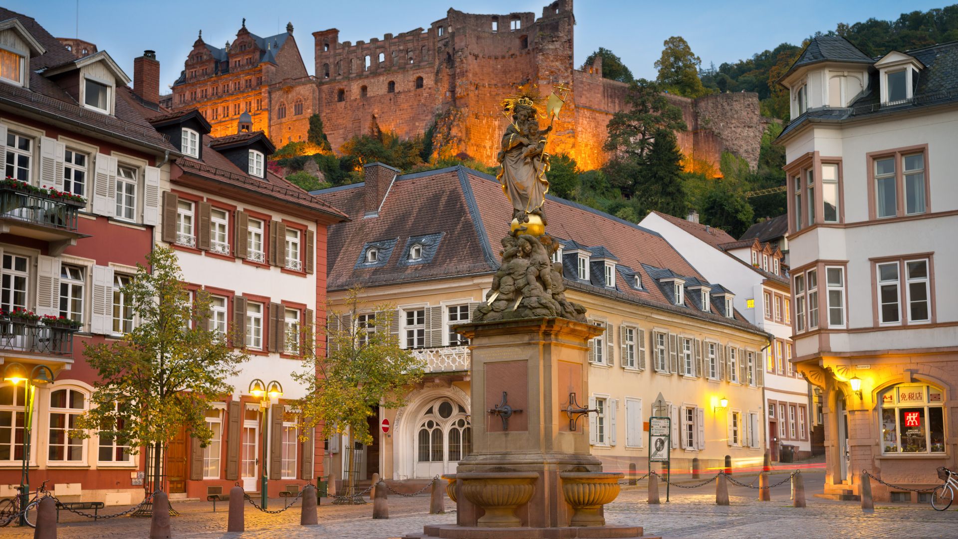 Kornmarkt de Heidelberg avec vue sur le château le soir