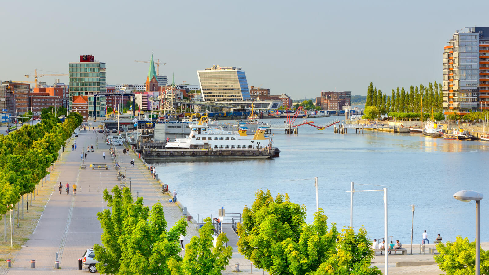 Kiel: Schwedenkai mit Ostseekai und St. Nikolai Kirche