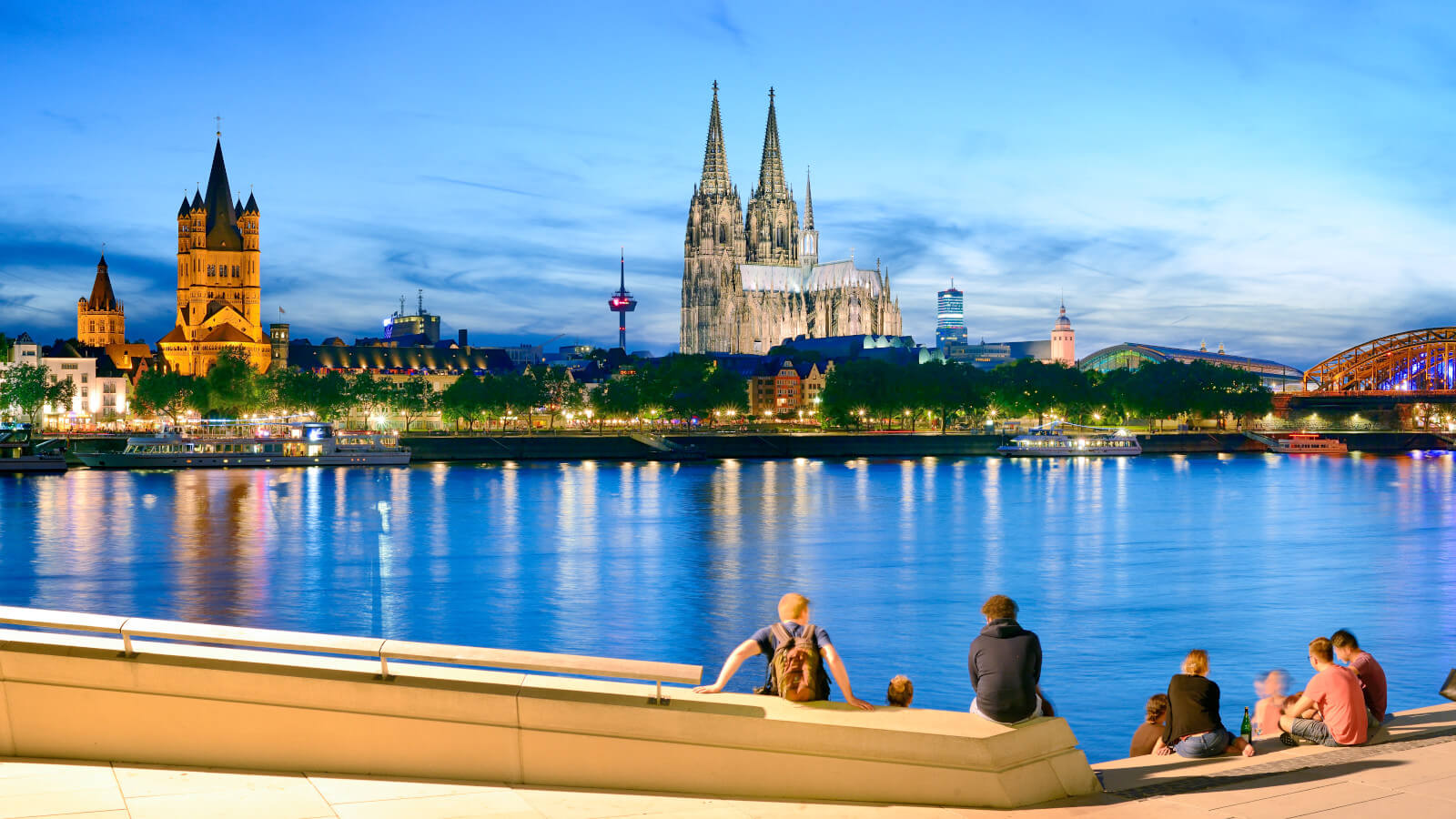 Cologne: Rhine embankment and Cologne Cathedral