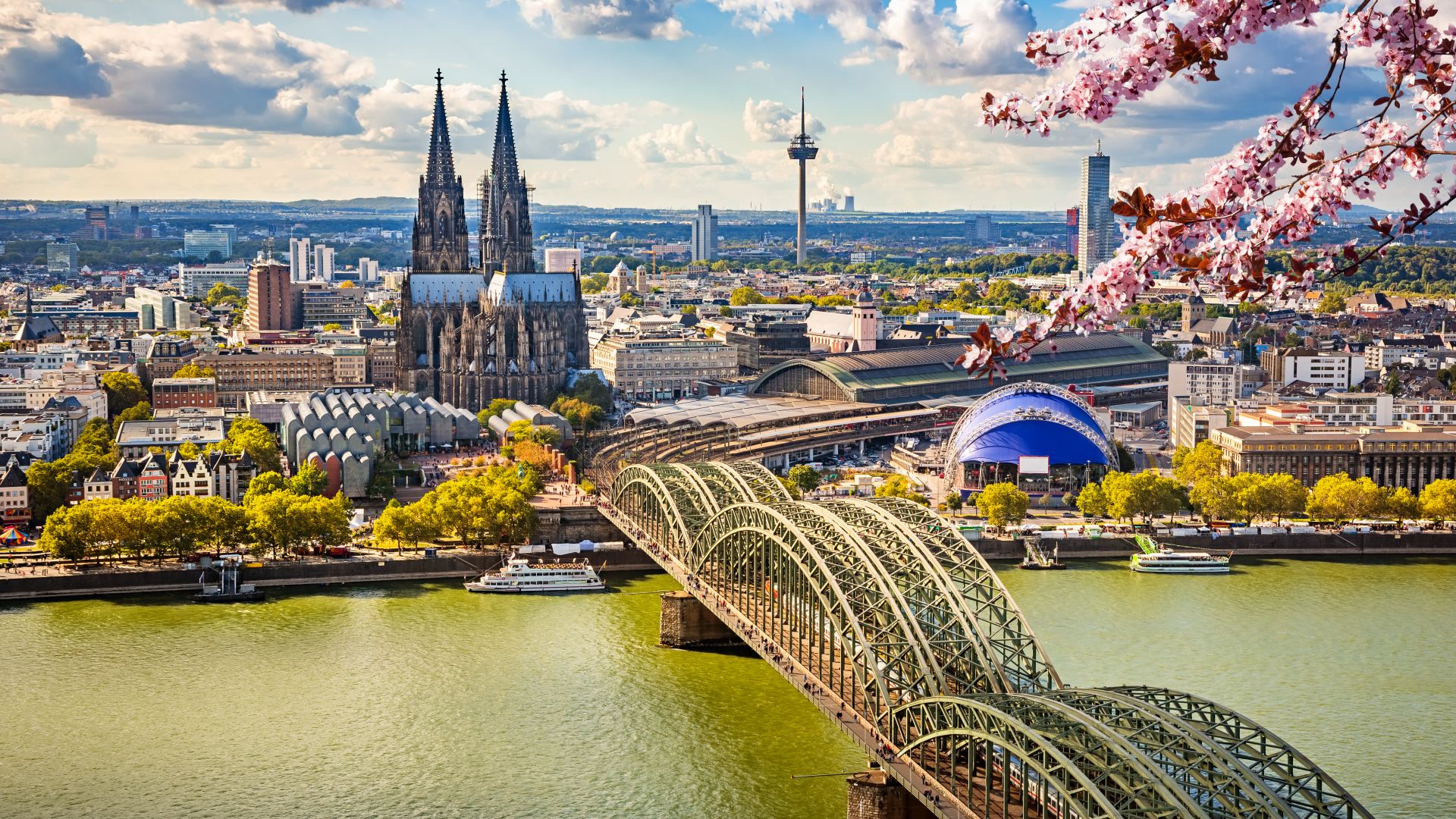 Vue aérienne de Cologne avec vue sur le Rhin et la cathédrale