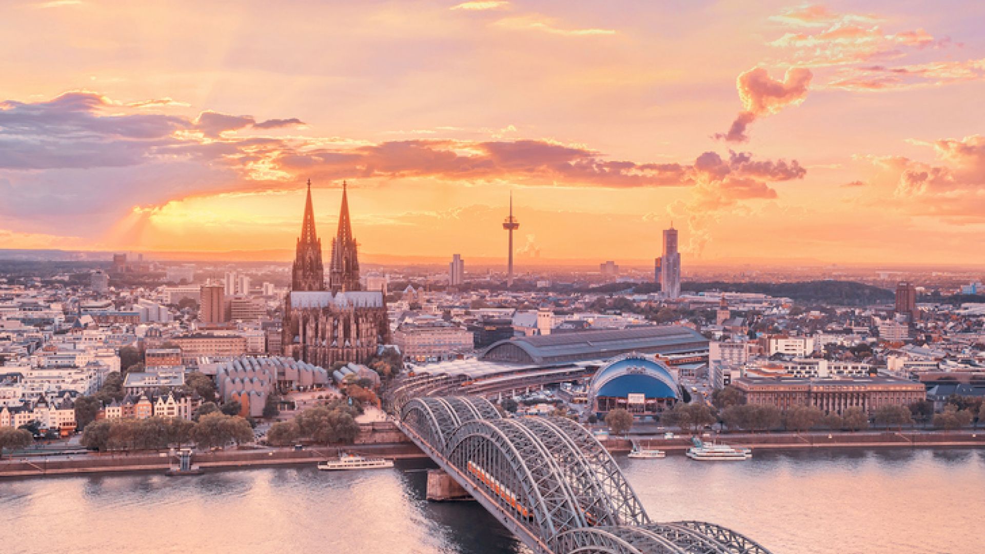 Panorámica de Colonia con la catedral, el río Rin y el puente Hohenzollern al atardecer