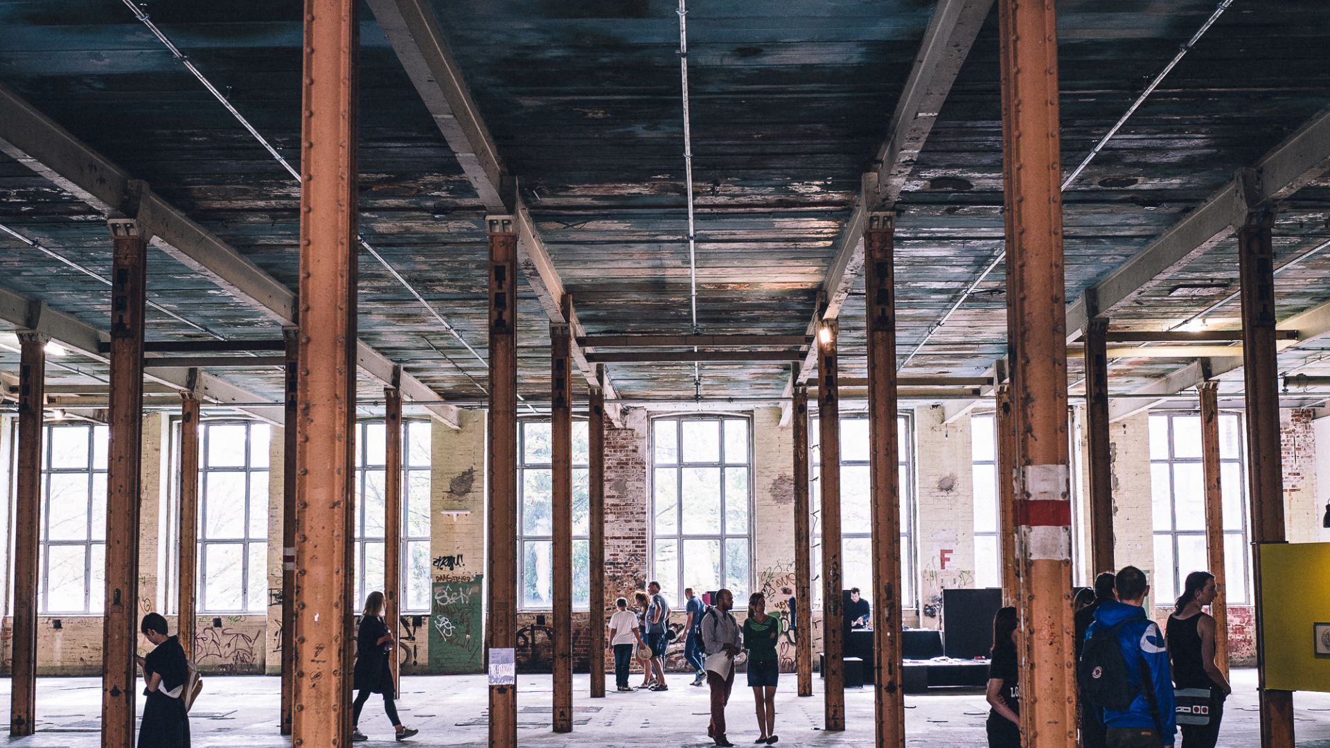Interior industrial amplio de la hilandería Plagwitz con visitantes