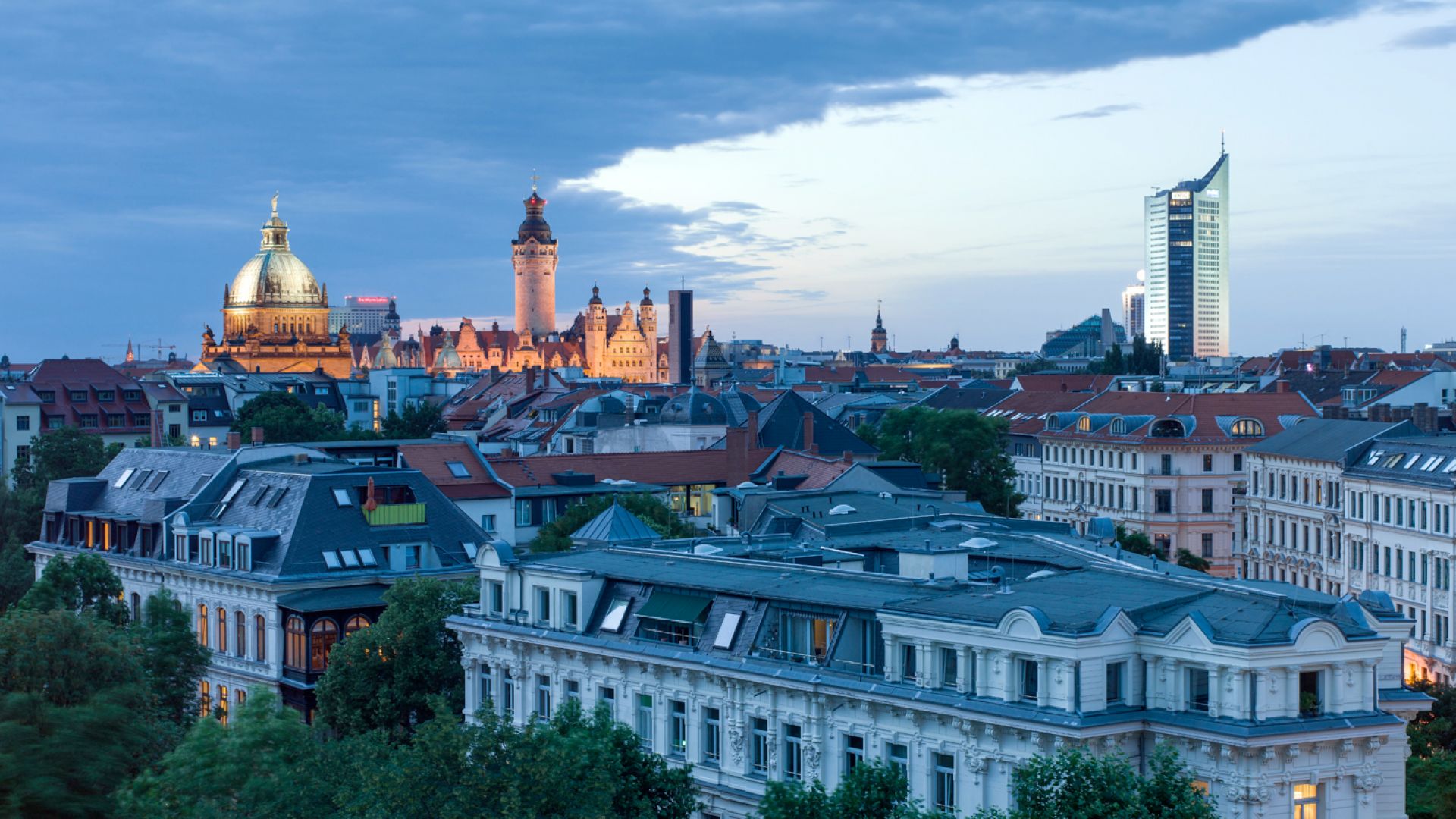Leipzig: Skyline in der Dämmerung