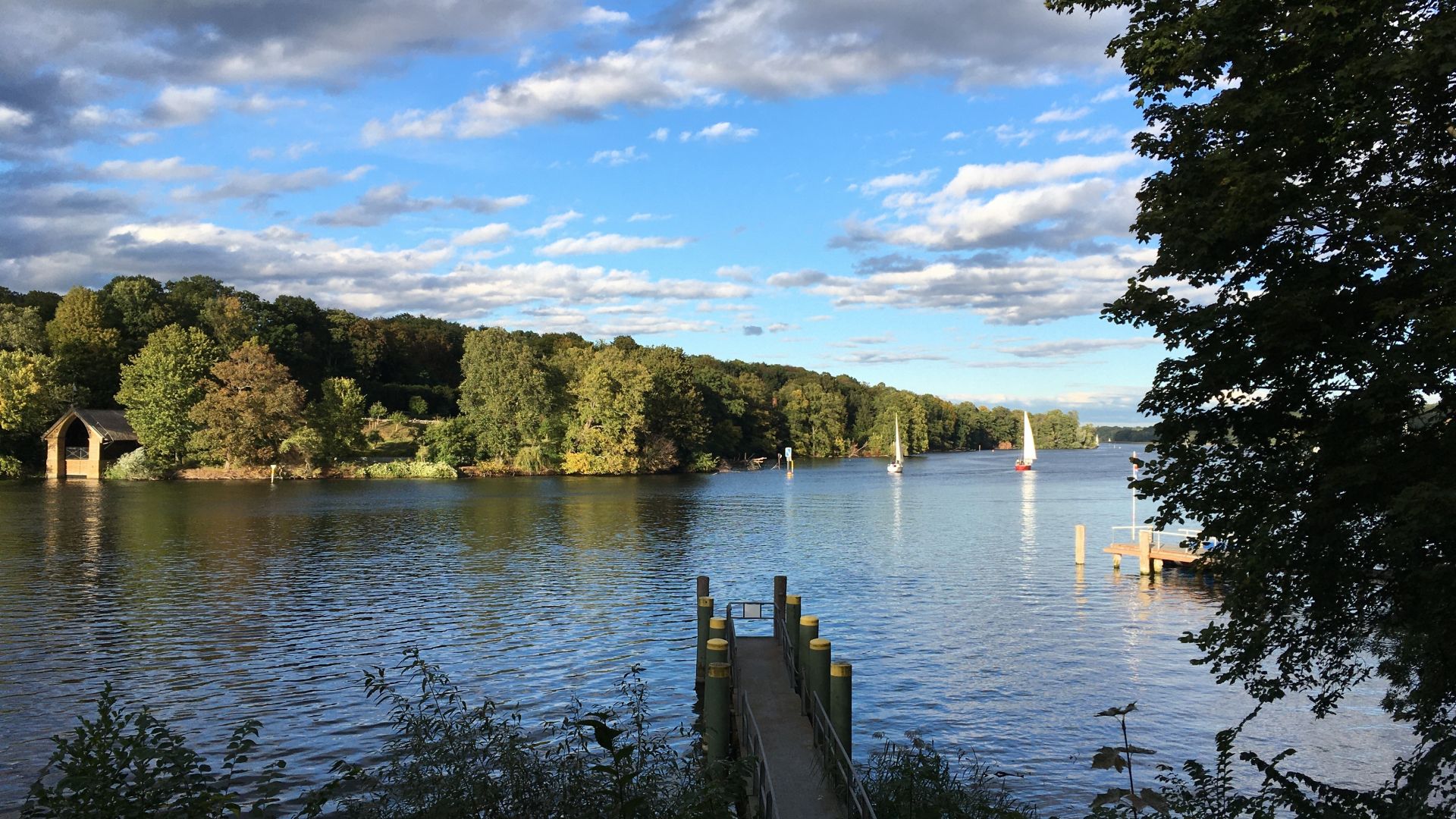 Berlin: Hölzerne Fußgängerbrücke auf der Pfaueninsel in die Havel