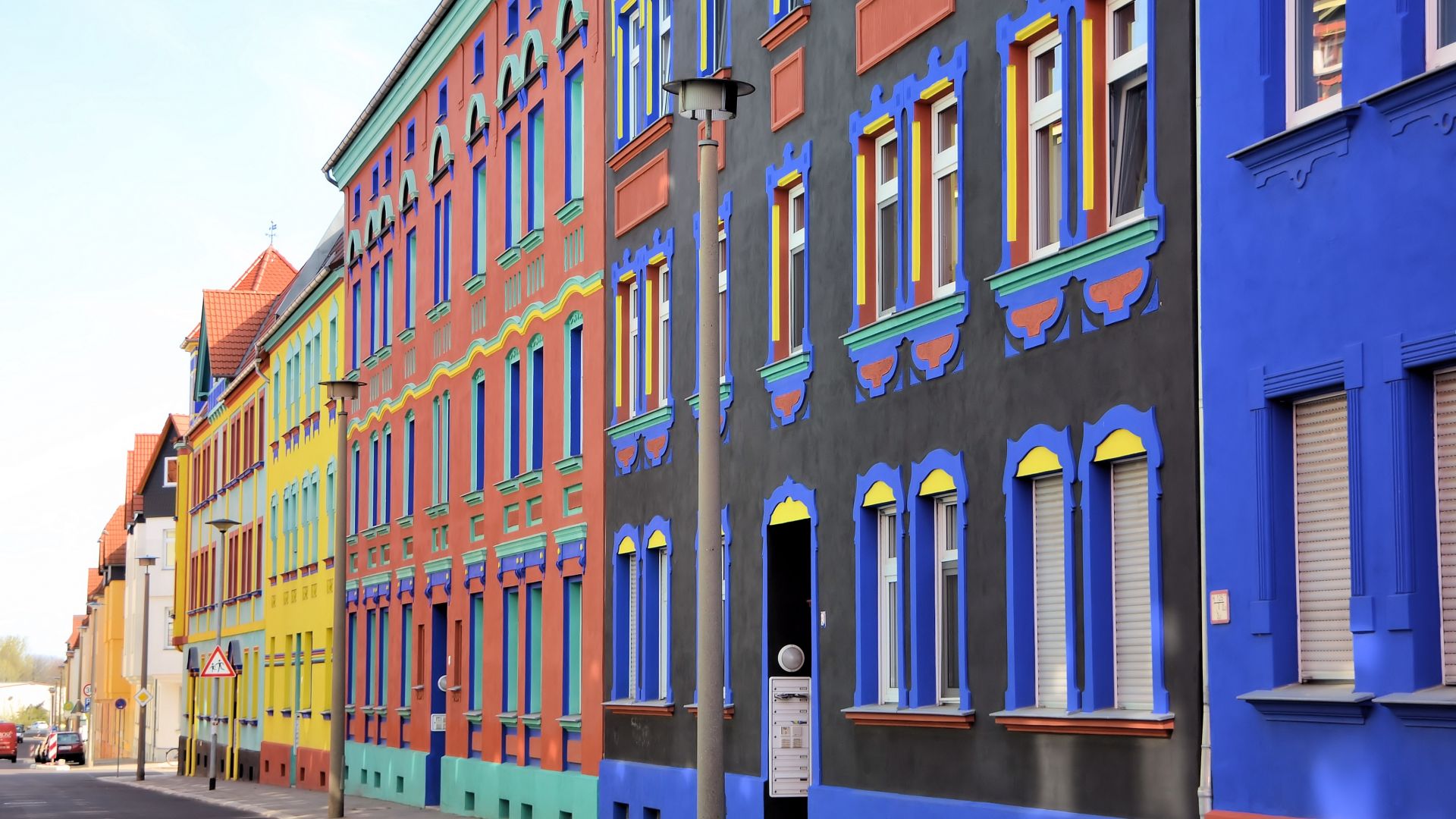 Hilera de edificios residenciales históricos con fachadas coloridas en Magdeburgo