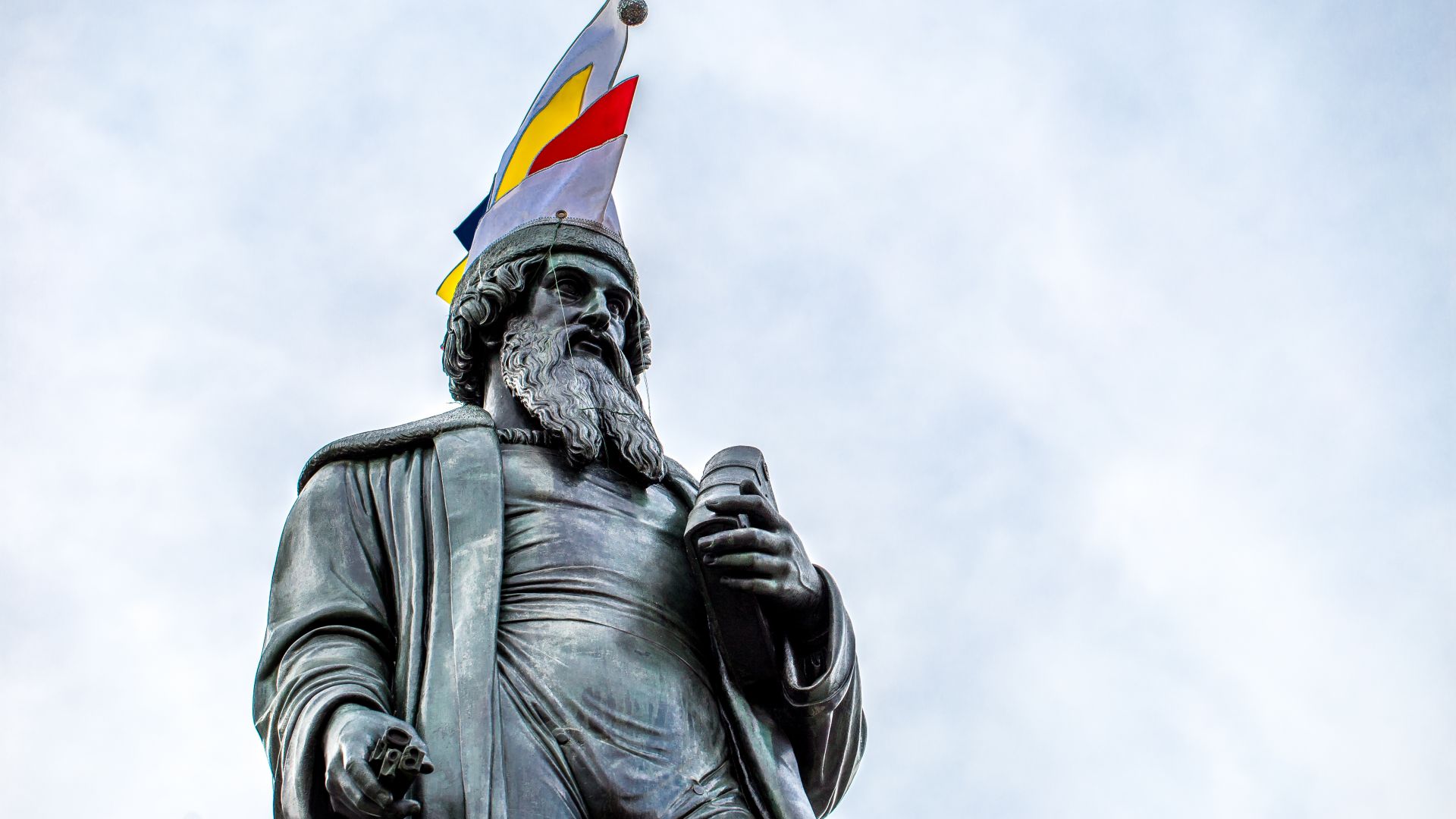 Mayence: Le monument de Gutenberg avec un bonnet de fou le jour du carnaval