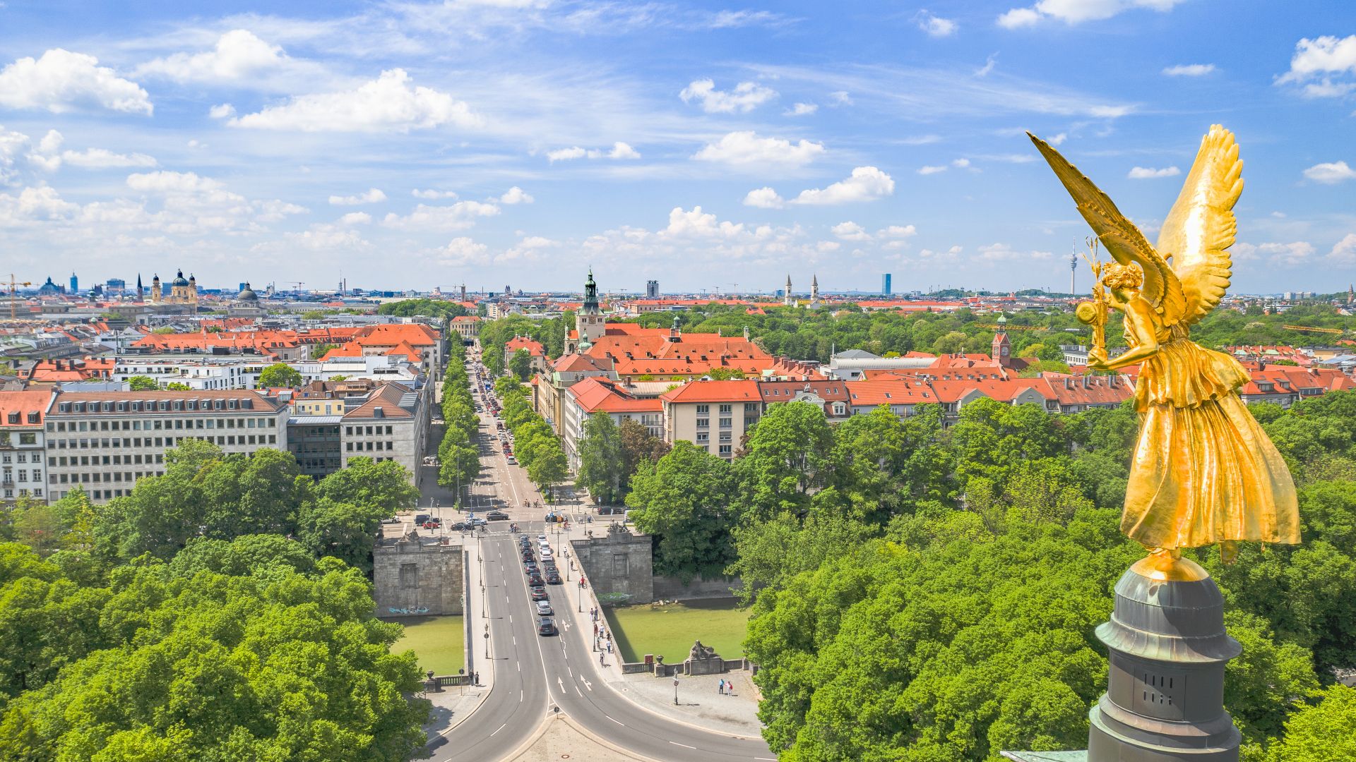 Munich : L'Ange de la Paix avec la Prinzregentenstrasse et la ville verte