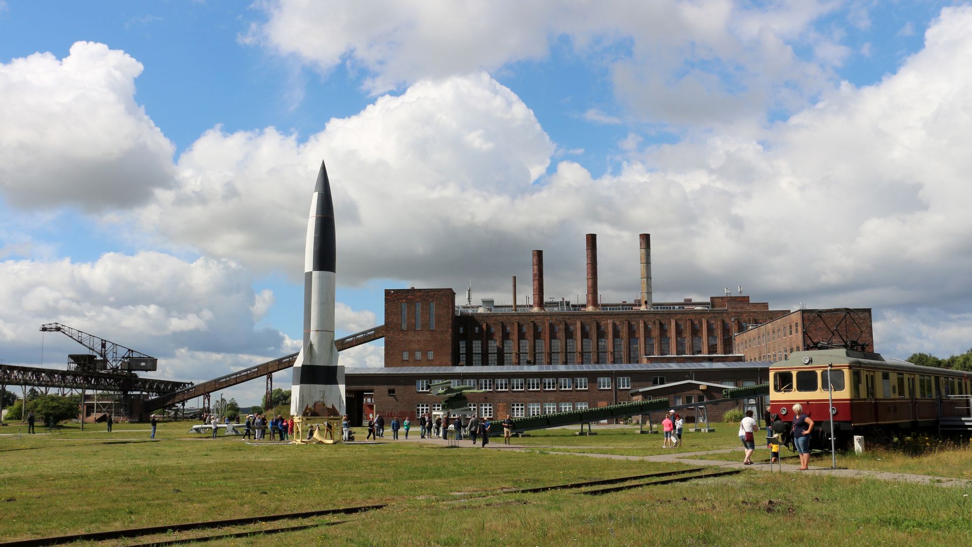 La ville de Peenemünde : Musée historique et technique avec la gare de Karlshagen vue de face