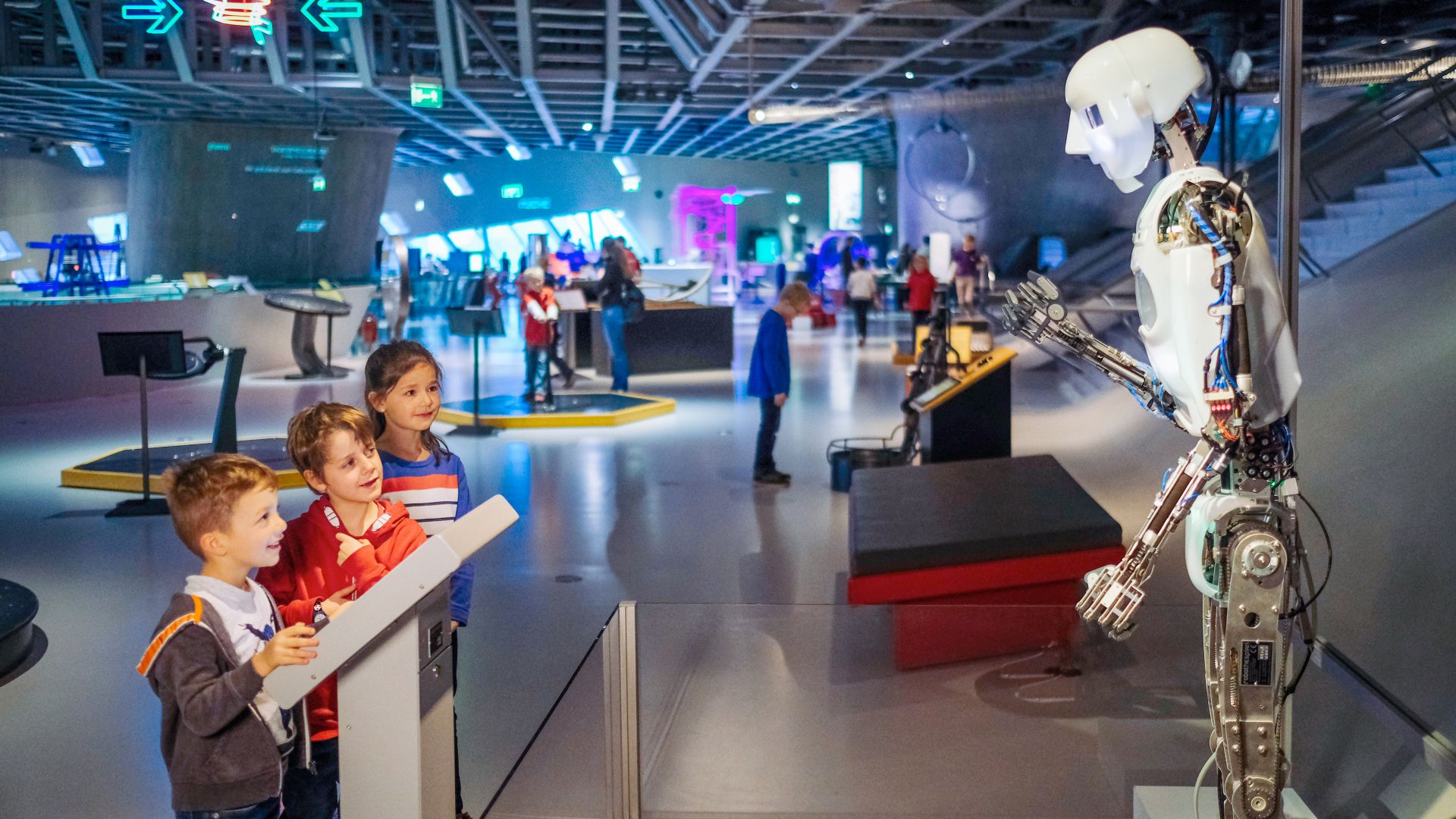 Wolfsburg : un robot parle aux visiteurs du musée des sciences Phaeno