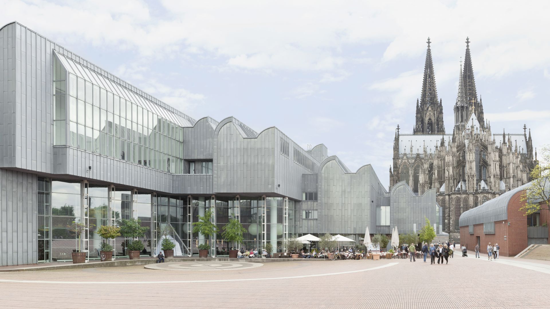 Cologne: vue extérieure du musée Ludwig et de la cathédrale de Cologne