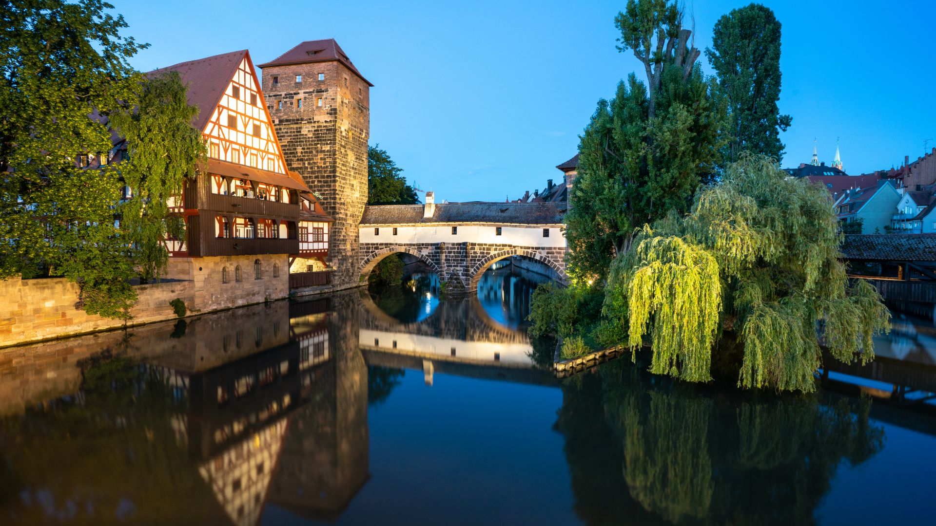 Nuremberg: passerelle du pendu avec maison du pendu sur le Pegnitz