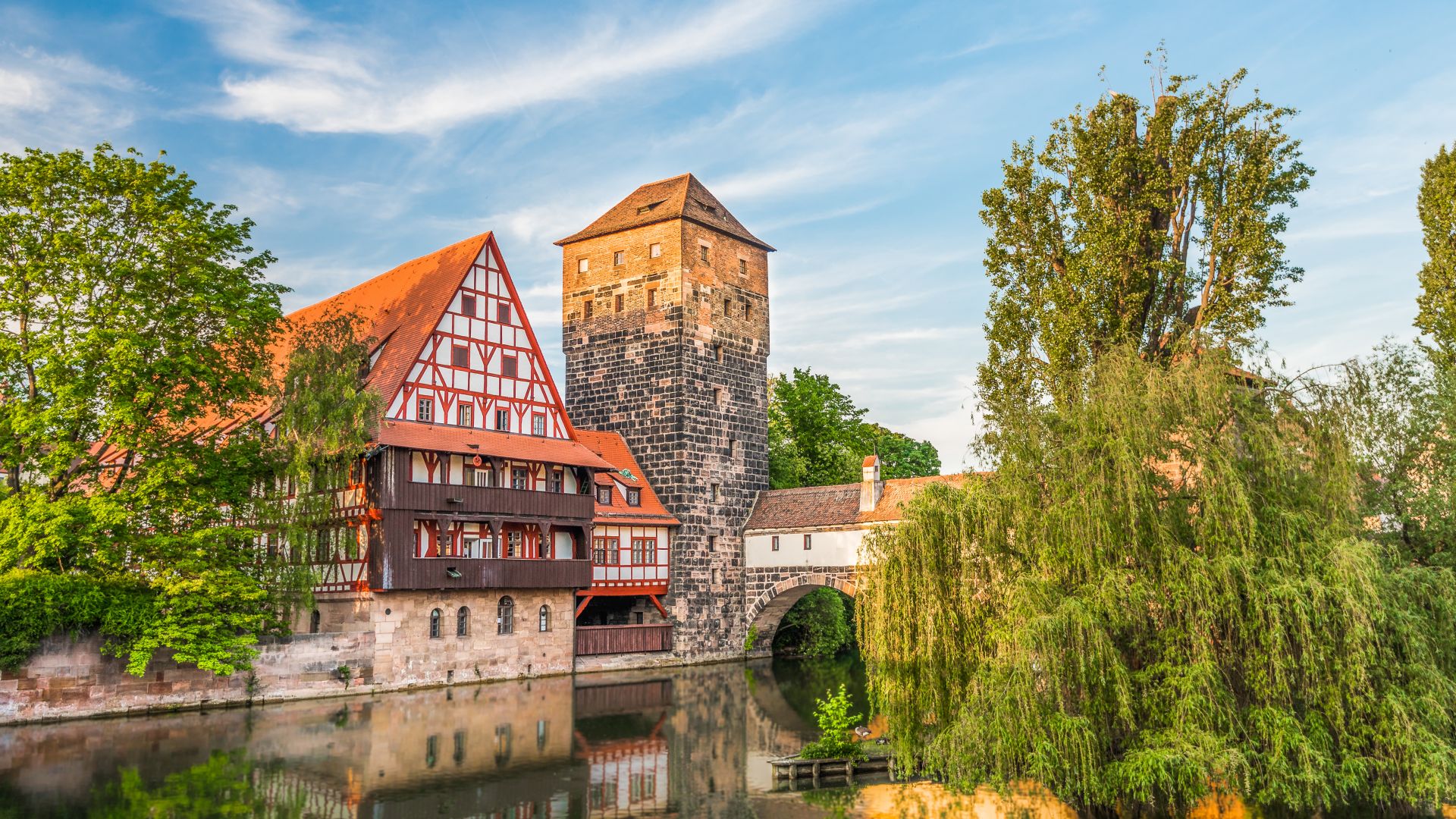 Weinstadl et château d`eau sur la Pegnitz à Nuremberg