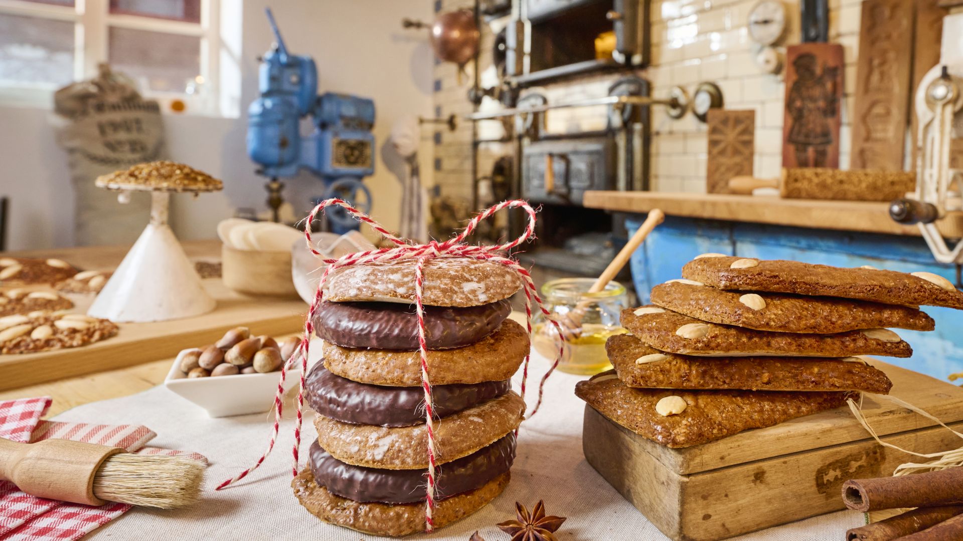 Nuremberg: gingerbread with historical cuisine in the background