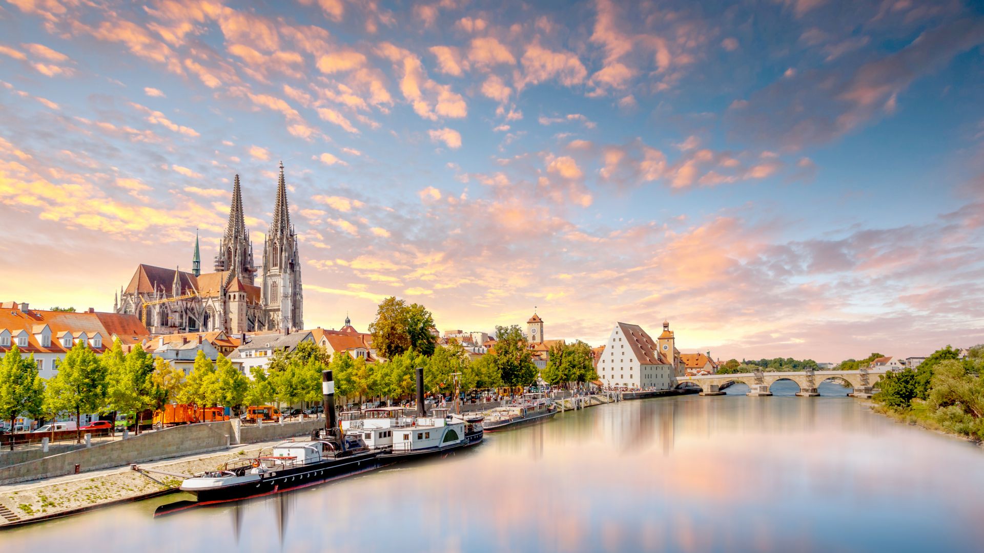 La cathédrale Saint-Pierre de Ratisbonne avec le Danube au premier plan