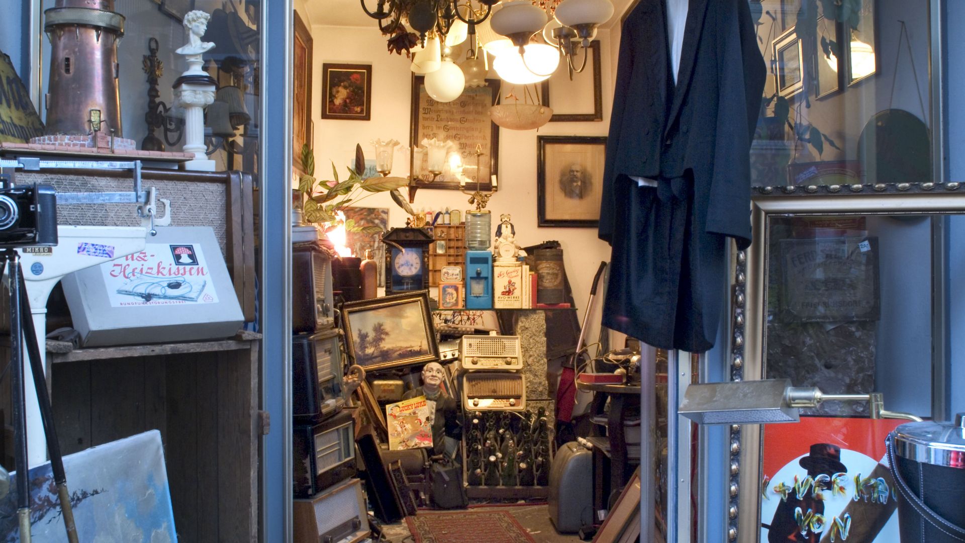 München: Einkaufen in Antiquitätsläden in der Adalbertstraße