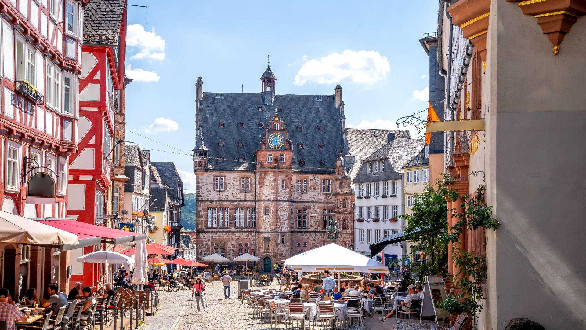 Place du marché historique de Marbourg avec ses maisons à colombages et l`hôtel de ville en arrière-plan
