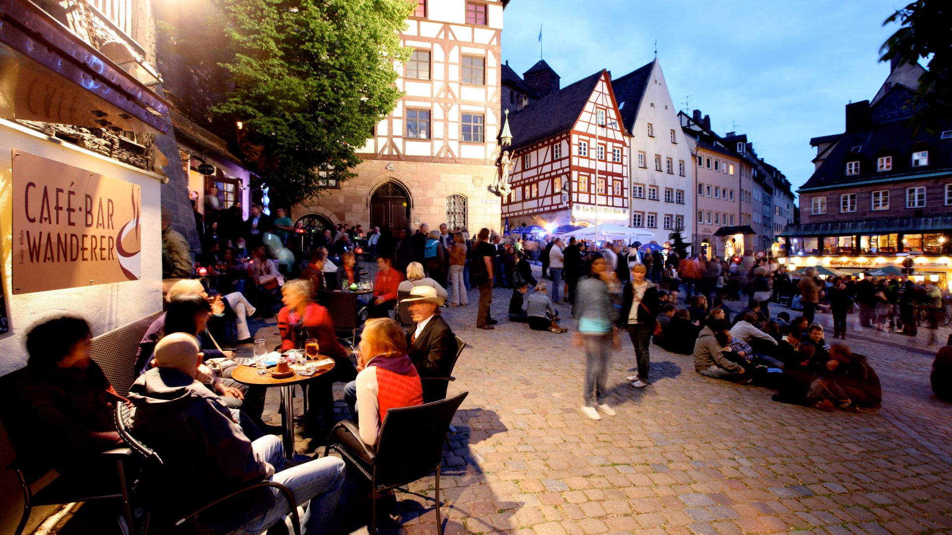 Nuremberg: Tiergärtnertorplatz in summer at night