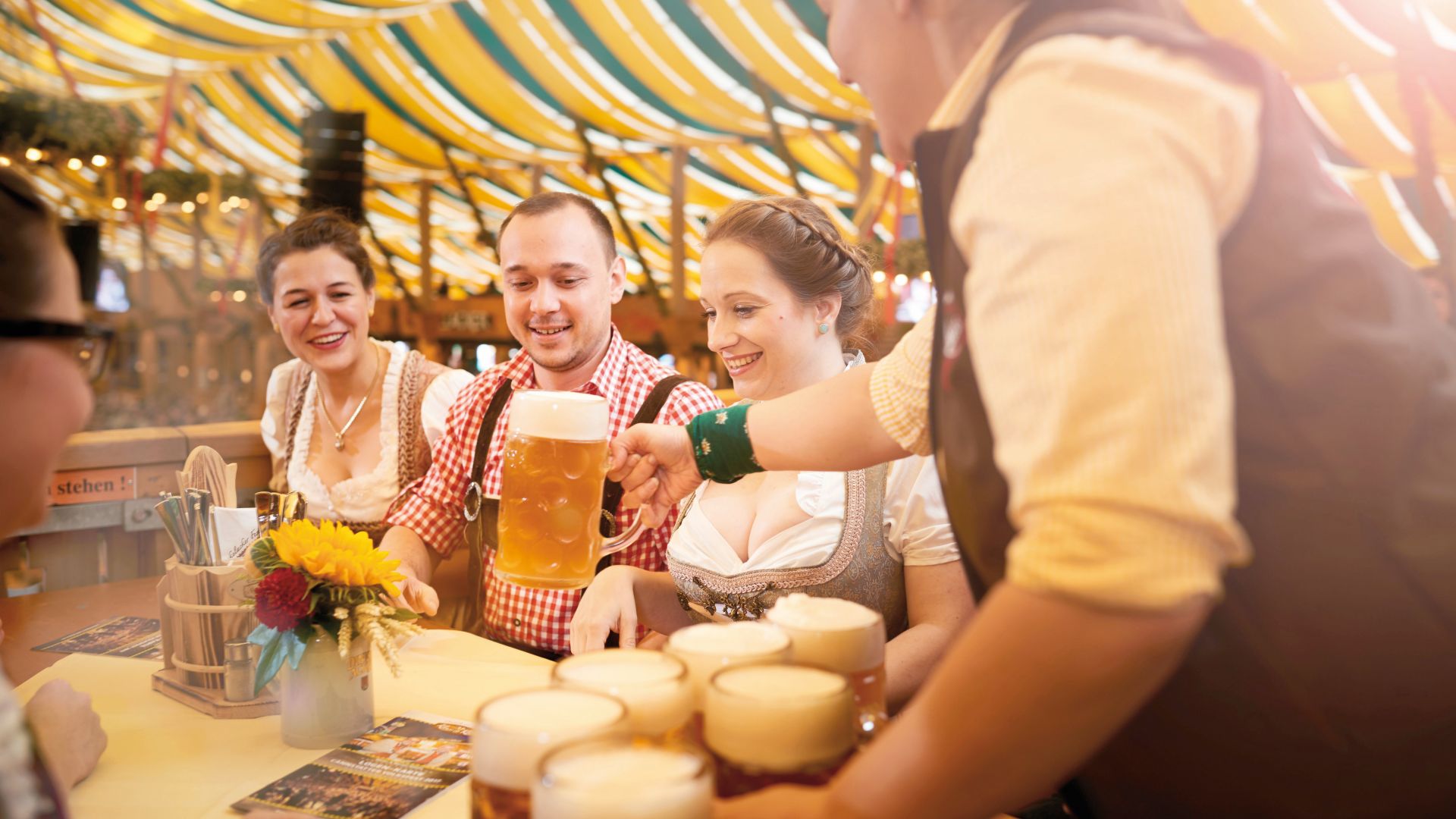 Stuttgart: In the beer tent at the people's fair on the Cannstatter Wasen