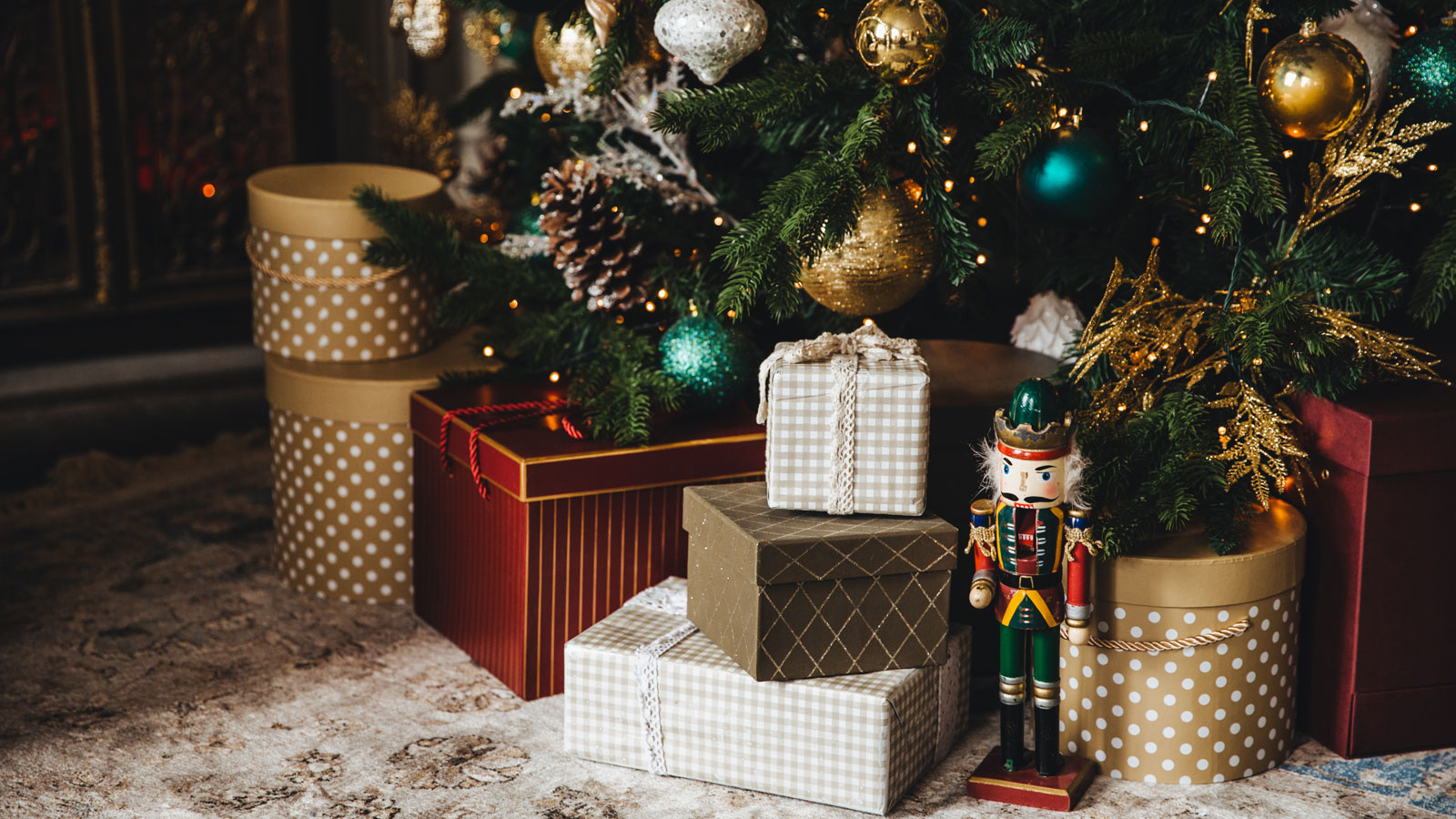 Sapin de Noël décoré et nombreux cadeaux en dessous. Sapin de Noël avec beaucoup de décorations colorées.