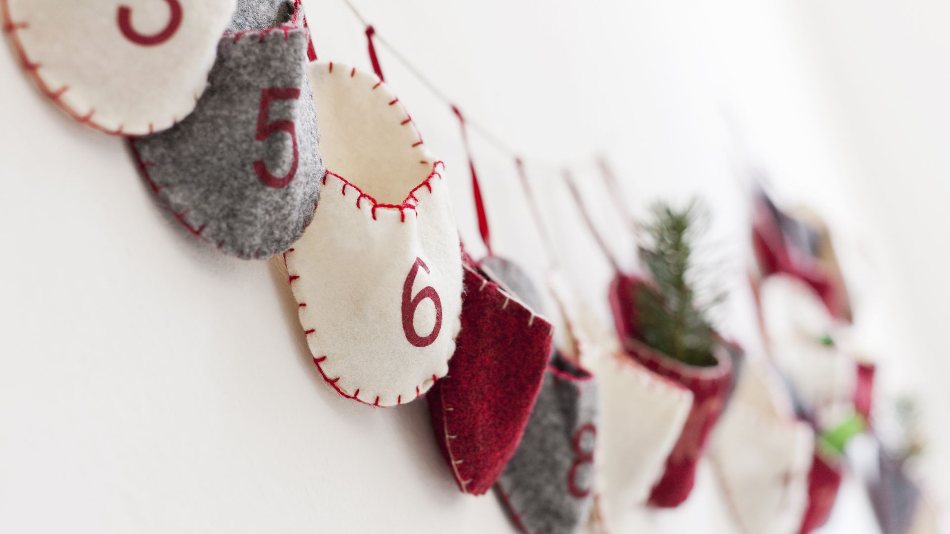 Adventskalender an der Wand