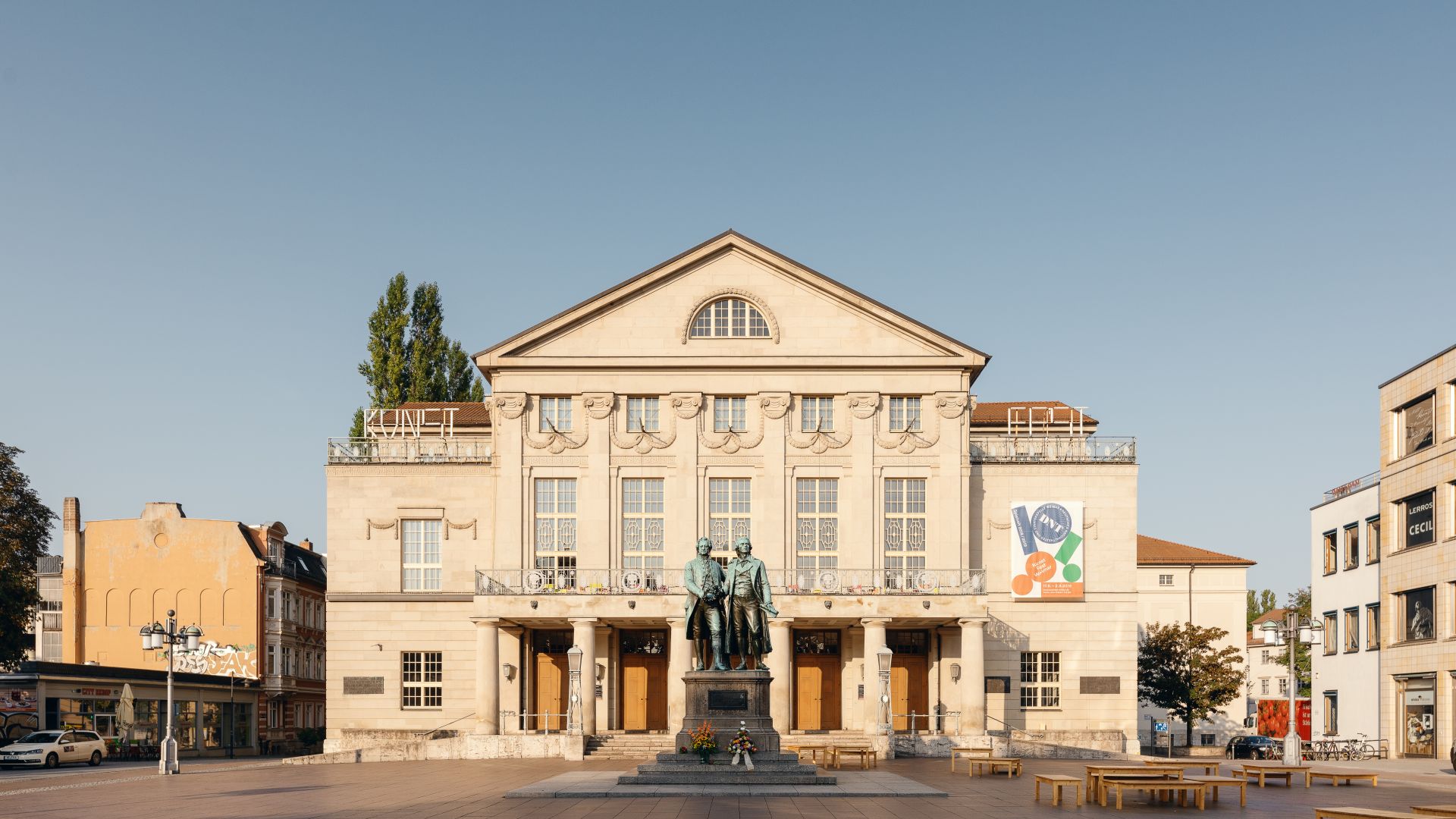 Weimar: Vue du Théâtre national allemand avec le monument Goethe Schiller