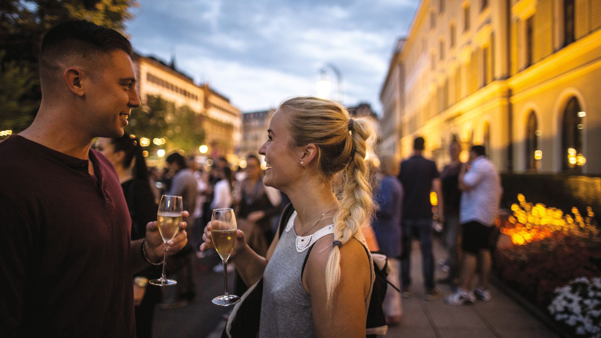 Wiesbaden: Rheingauer Weinwoche, Besucher trinken Weißwein