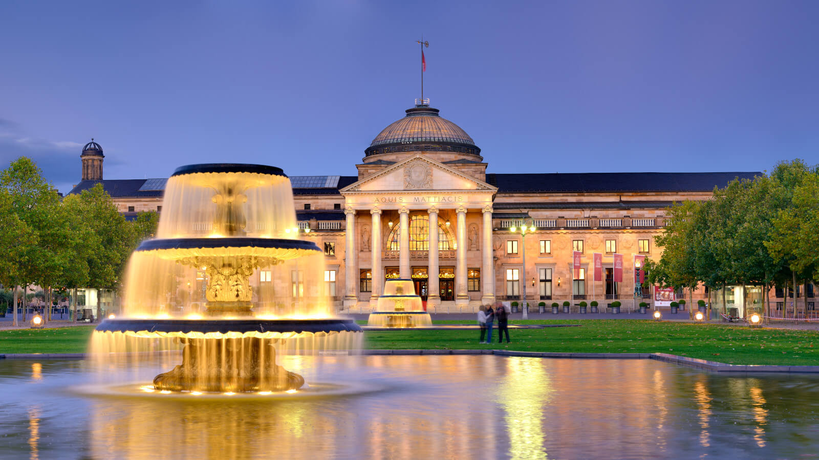 Wiesbaden: Kurhaus am Abend