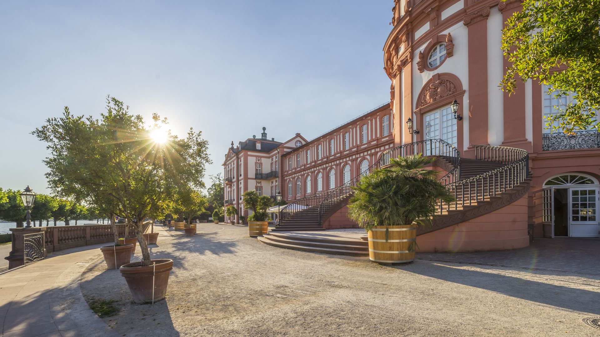 Barockes Schloss Biebrich mit geschwungener Freitreppe und Blick auf Rheinpromenade