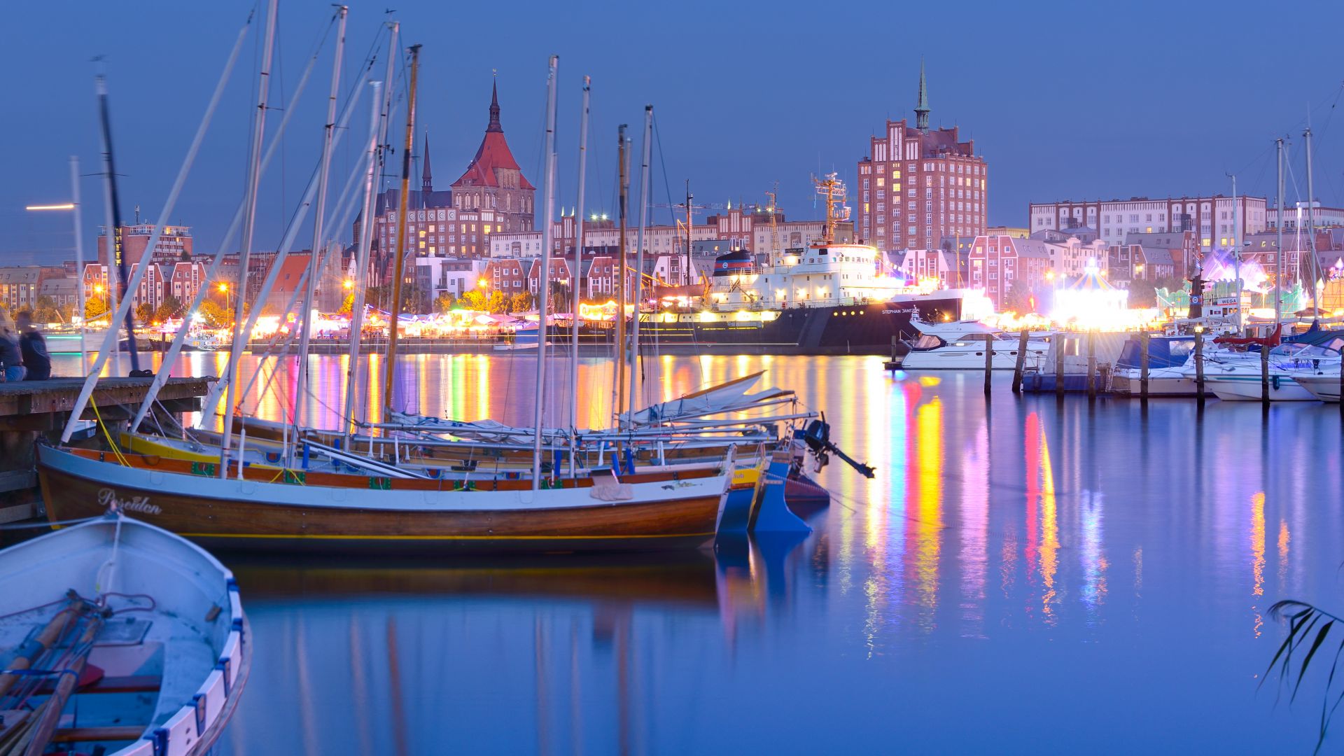 Rostock: Stadthafen bei Nacht