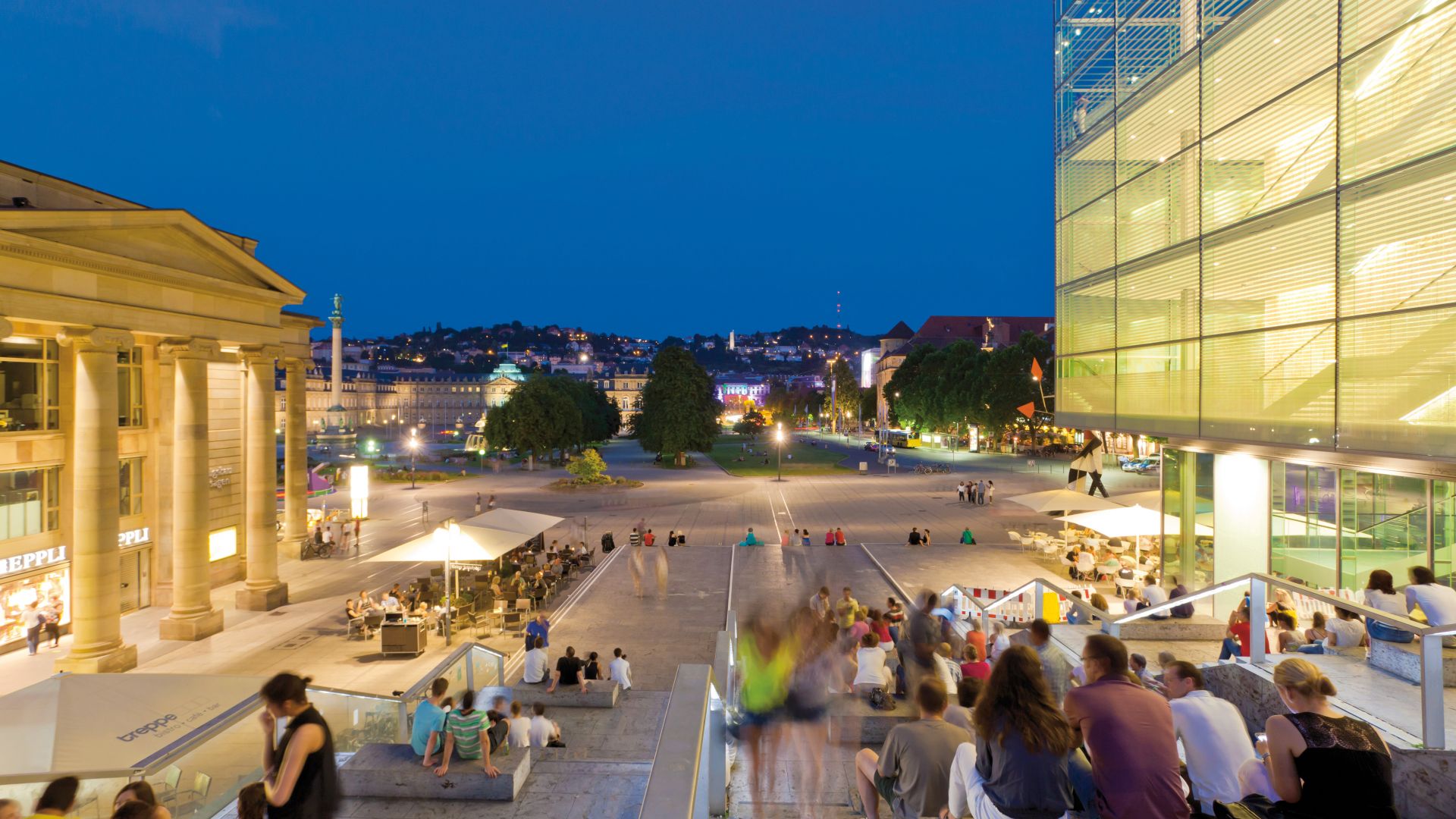 Stuttgart: Relaxing at the Art Museum at the Small Palace square