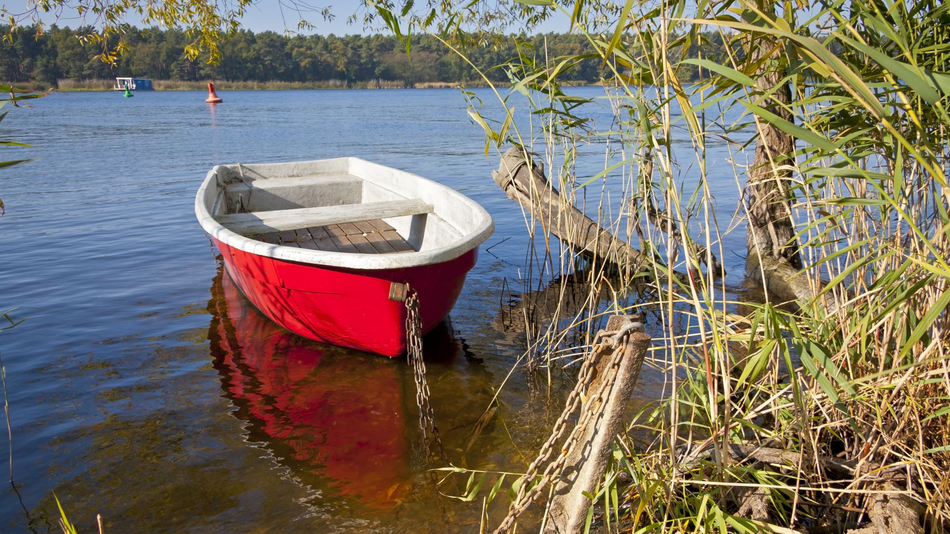 Havelland: Rotes Boot auf der Havel
